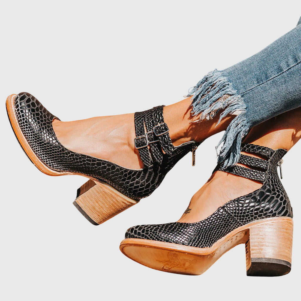 Elegant women's sandals in light brown and black with a refined silhouette