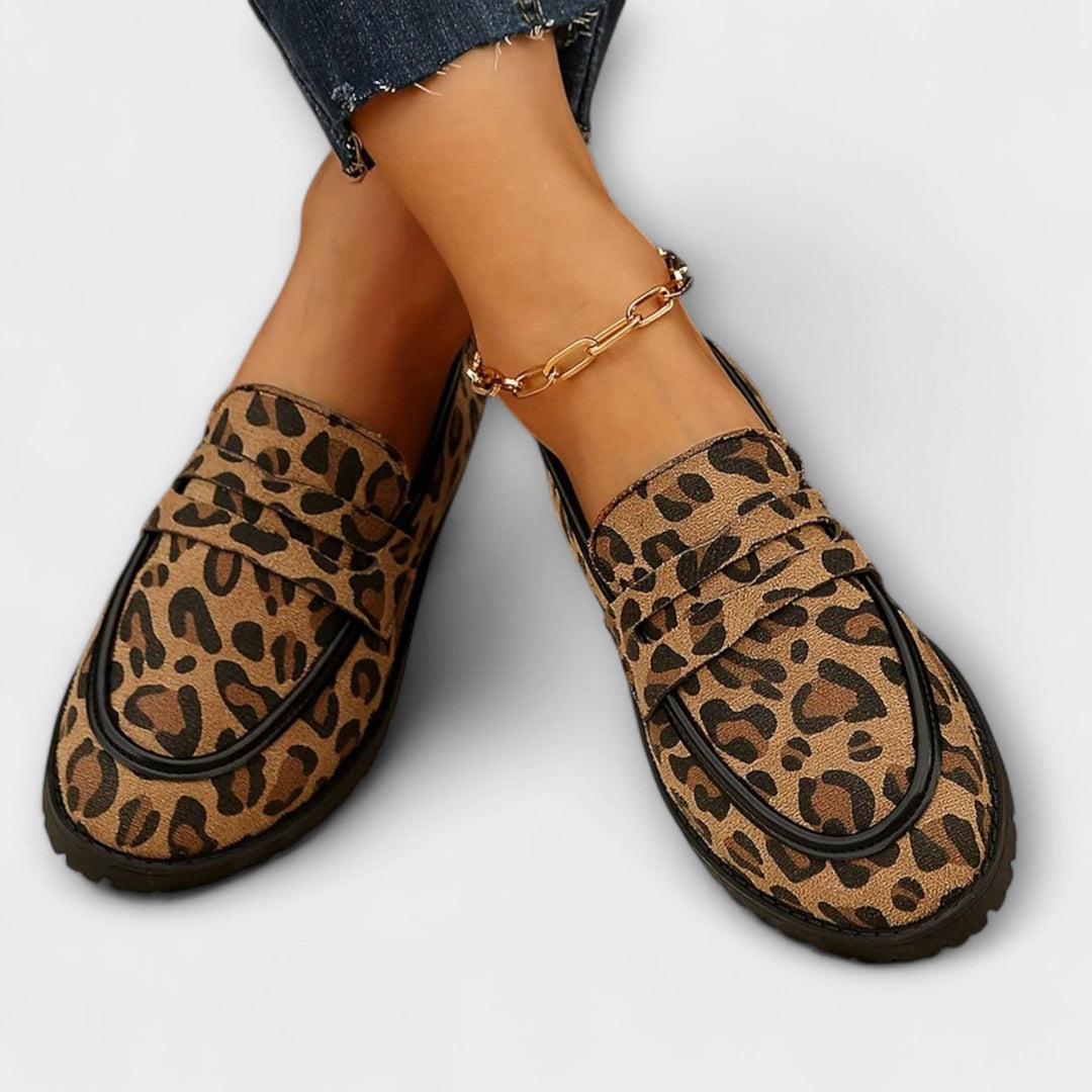 Casual loafers with a rubber sole in a clean, modern silhouette