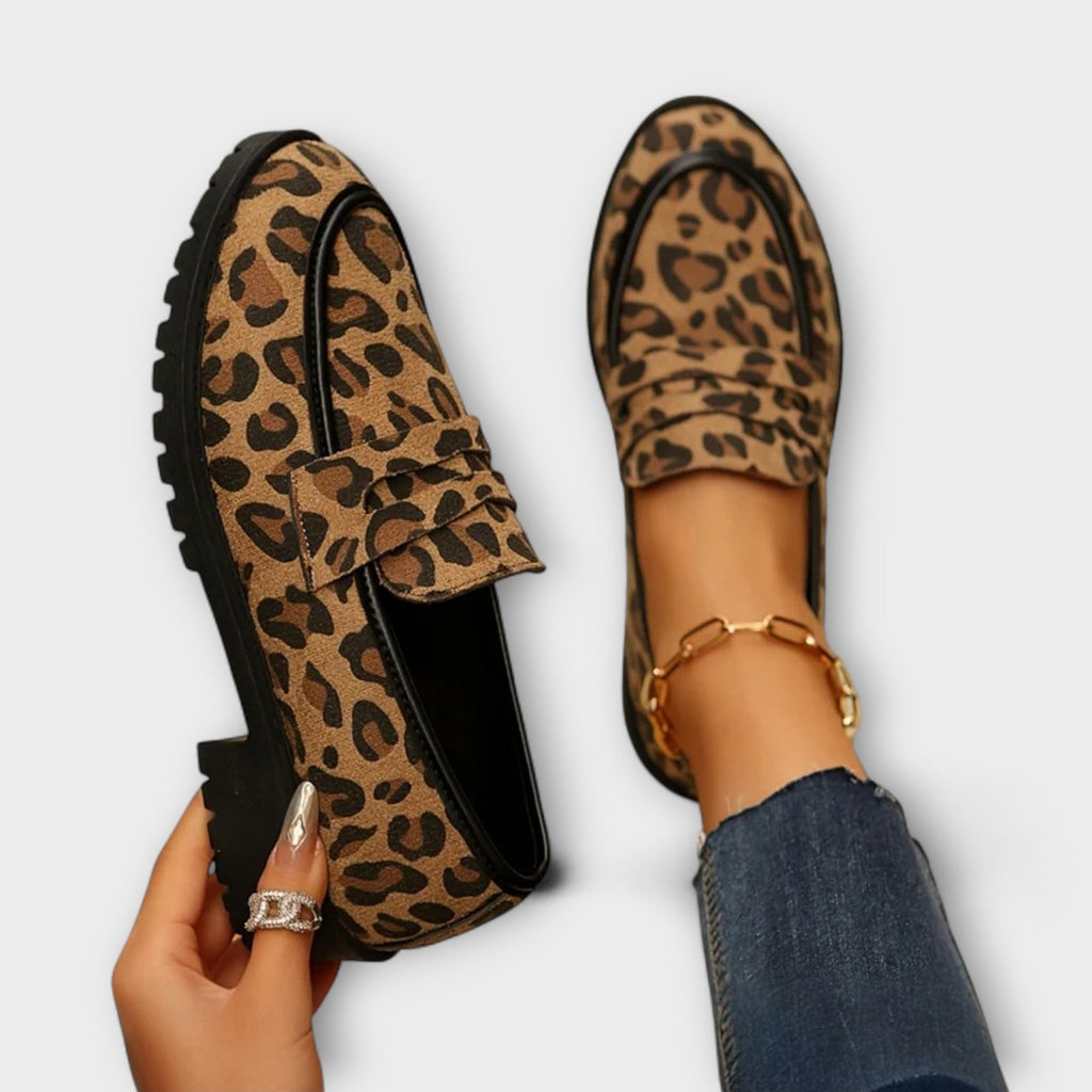 Casual loafers with a rubber sole in a clean, modern silhouette