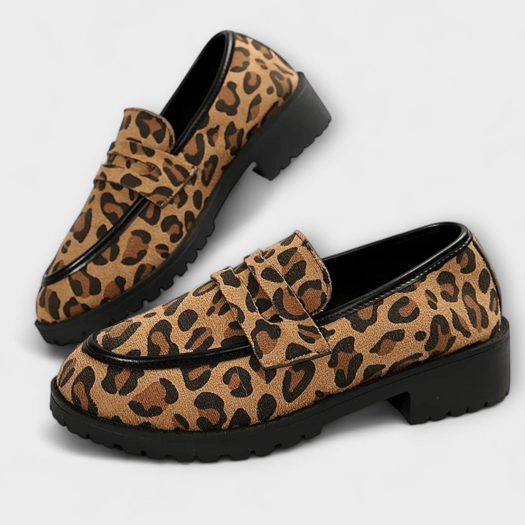 Casual loafers with a rubber sole in a clean, modern silhouette