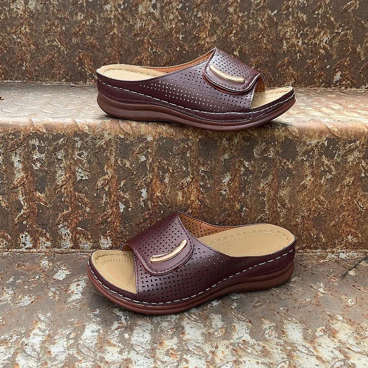 Open-work wedge sandals in bordeaux with a small metallic ornament on the upper