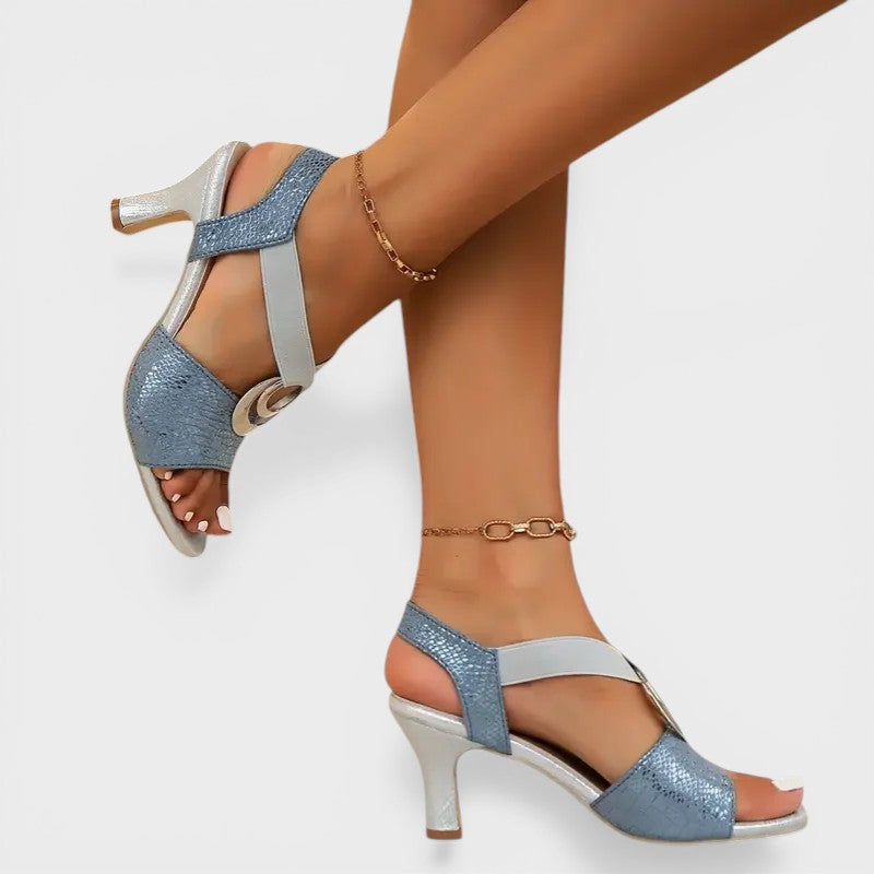 Elegant heeled sandals in black and beige with a ring-detail instep strap