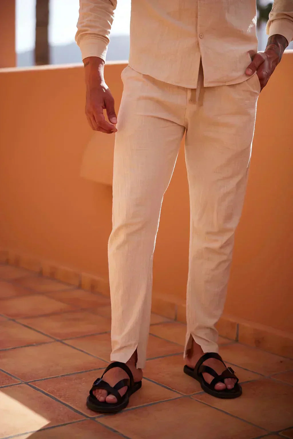 Men's summer two-piece set in beige, available in khaki, white and black, with a relaxed cut and light feel