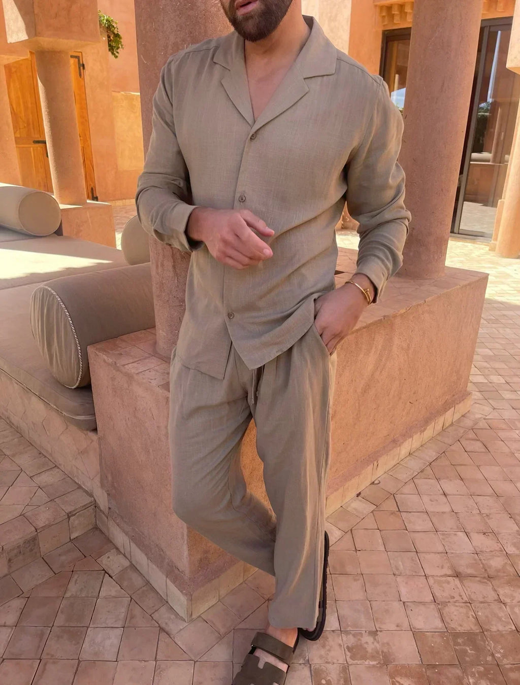 Men's summer two-piece set in beige, available in khaki, white and black, with a relaxed cut and light feel