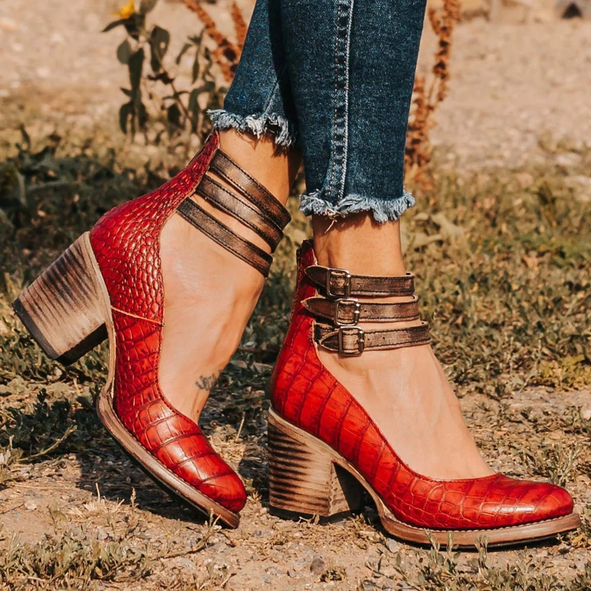 Women's block heel strappy shoes in brown with a vintage-inspired multi-strap design